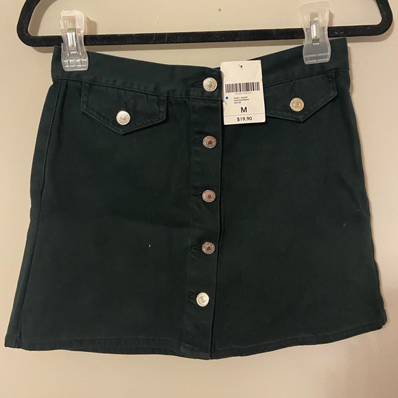 Forever 21 Dresses & Skirts - Forever 21 Hunter Green Button Down Mini Skirt With Silver Buttons and Pockets